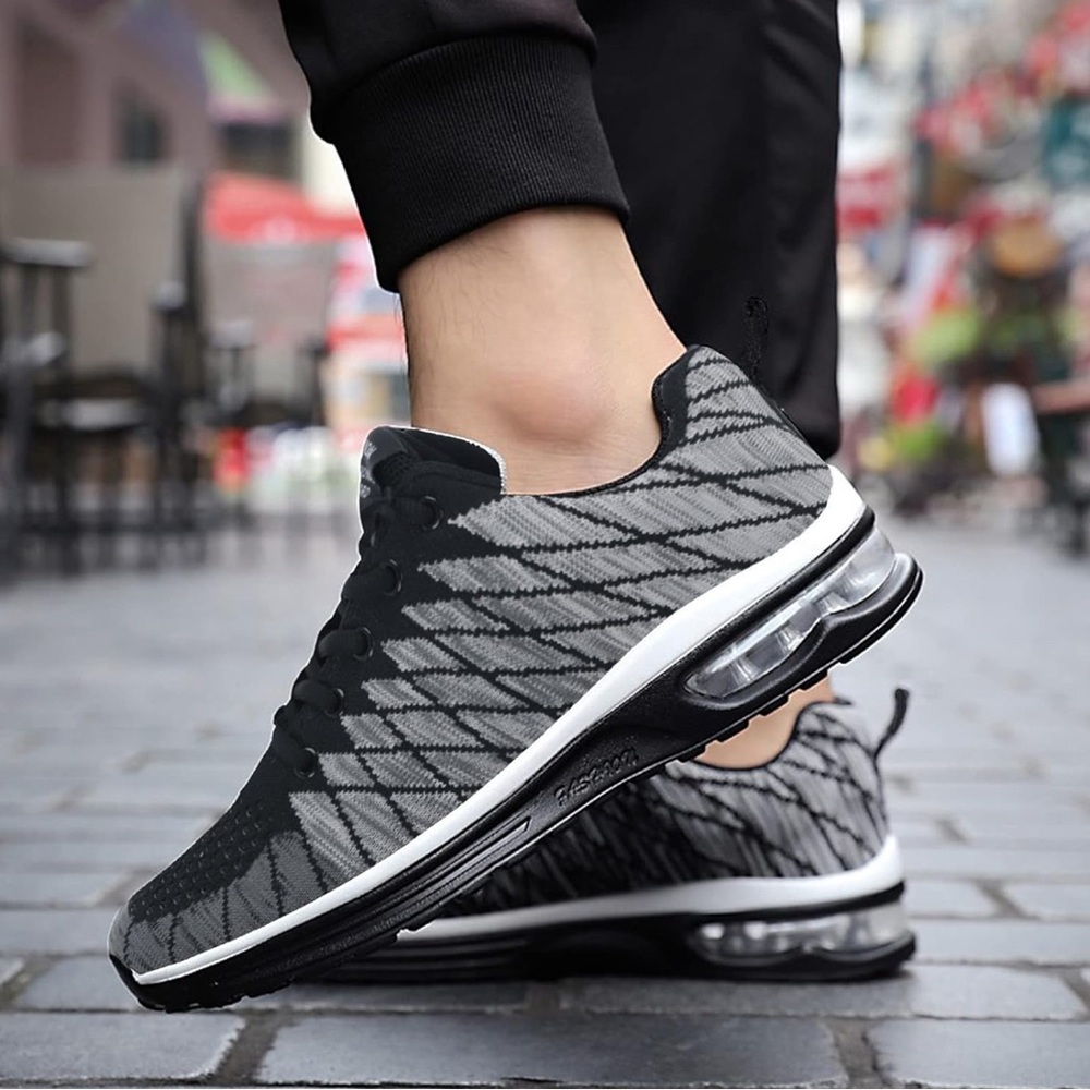 Men's Size 7 Sneakers. Lightweight Athletic Footwear in Black